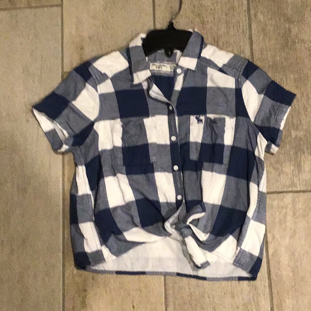 Checkered button-tie shirt